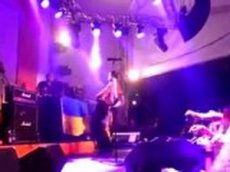 Басист Bloodhound Gang "помочился" на украинский флаг