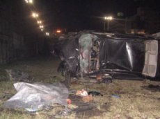 Сбив девочку на тротуаре, иномарка вылетела с моста на тротуар. Видео с камер наблюдения