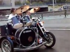 Байкер создал мотоцикл с барабанной установкой