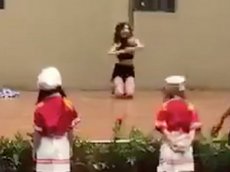 Воспитательница детсада поздравила детей с новым учебным годом танцем на пилоне