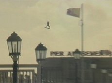 Кайтсерферы из Великобритании совершили прыжок через пирс