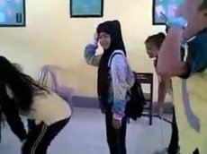 Школьниц обвинили в богохульстве за танец под Maroon 5