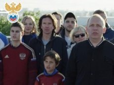 Болельщики поддержали сборную Россию песней