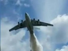 Пилоты Ил-76 случайно сбросили воду на полицейских