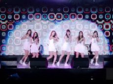 Участницы корейской поп-группы шесть раз упали во время выступления