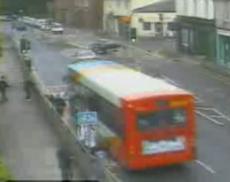 Кадры наружного видеонаблюдения: 14-летний подросток прыгает под автобус