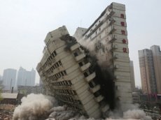 Китайцы снесли половину многоэтажки, распилив ее вдоль