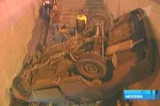 Автомобиль упал в подземный переход