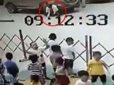 Воспитательницы детсада спасли мужчину, подняв Land Cruiser