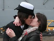 Первый открытый лесбийский поцелуй в армии США