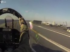 Запуск F-18 катапультой с авианосца глазами пилота