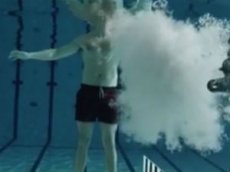 Физик выстрелил в себя под водой ради эксперимента