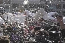 В Нью-Йорке прошли бои подушками