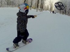 Дрон покатал ребенка на сноуборде