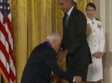 Известный комик решил пошутить и «стянул» штаны с Обамы