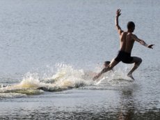 Шаолиньский монах пробежал 125 метров по воде