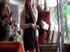 Человек-стул напугал посетителей калифорнийского кафе