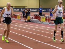 99-летний бегун на последних метрах спринта обогнал 92-летнего соперника