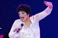 Лайза Минелли упала со сцены во время рождественского концерта