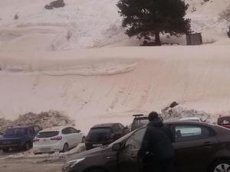 Сход лавины на парковку сняли на видео