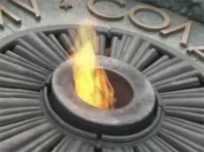 Студентка-журналистка пожарила яичницу на Вечном огне