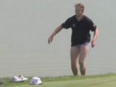 Гольфист разделся до трусов, чтобы совершить удар из пруда