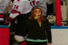 Конфуз певицы на льду