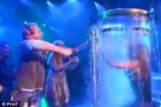 На телешоу медиума Ури Геллера чуть не утонула немецкая иллюзионистка