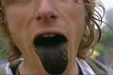 Британцы состязались в поедании крапивы