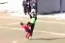 В разгар матча футболист получил удар ногой по лицу от соперника