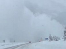 Снежная лавина накрыла шоссе с автомобилями
