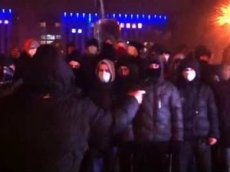 В Донецке сепаратисты забросали яйцами антивоенный митинг