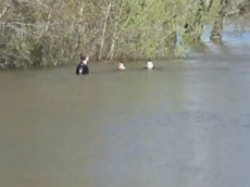 Мужчина с велосипедом попытался перейти реку во время паводка