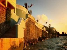 Красивые прыжки в воду на Бермудах