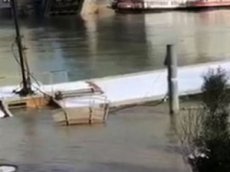 Исторический памятник затонул в Сене в центре Парижа