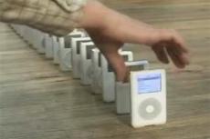 Для рекламной съемки ролике разбили iPod"ов на  000