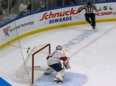 Судья забил гол в матче НХЛ, но его не засчитали