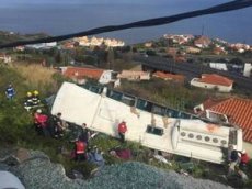 Появилось видео падения туристического автобуса на Мадейре
