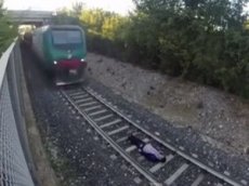 Подросток лег под несущийся поезд ради экстремального видео