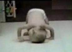 Ребенок поставил рекорд по скоростному передвижению на четвереньках