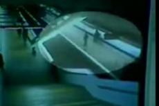 Камера наблюдения сняла, как человека столкнули под поезд