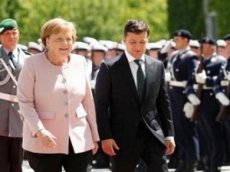 Момент с припадком Меркель во время встречи с Зеленским попал на видео