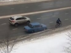 В соцсети появилось видео, как казанский велосипедист буксирует авто