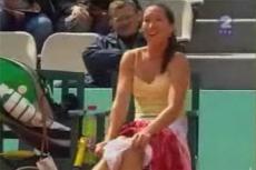 Сербская теннисистка Елена Янкович переодела трусы прямо на корте!