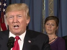 Выступление Трампа затмили странные брови женщины