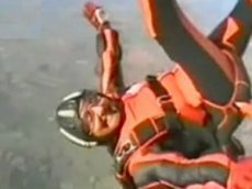 Бабушка с протезом стала профессиональной парашютисткой