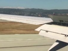 Зеркальную посадку двух пассажирских самолетов сняли на видео