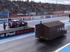 Cарай на колесах обогнал на гоночной трассе Opel Astra