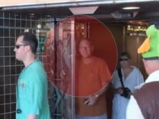 Турист получит  млн компенсации за удар стеклянной дверью