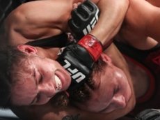Брутальный женский бой в UFC закончился жестким удушающим приемом и потерей сознания